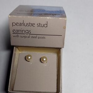 Vintage Avon Pearl Lustre Stud Earrings - Cream and Gold